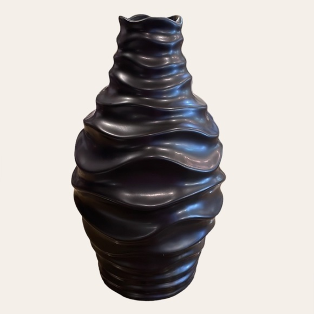MODERN TWIST BLACK CERAMIC VASE